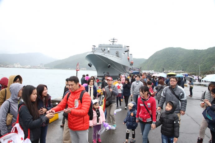 海軍敦睦遠訓支隊11日在造訪第6站蘇澳港並展開為期2日的艦艇開放參觀。（軍聞社記者莊家宏攝）