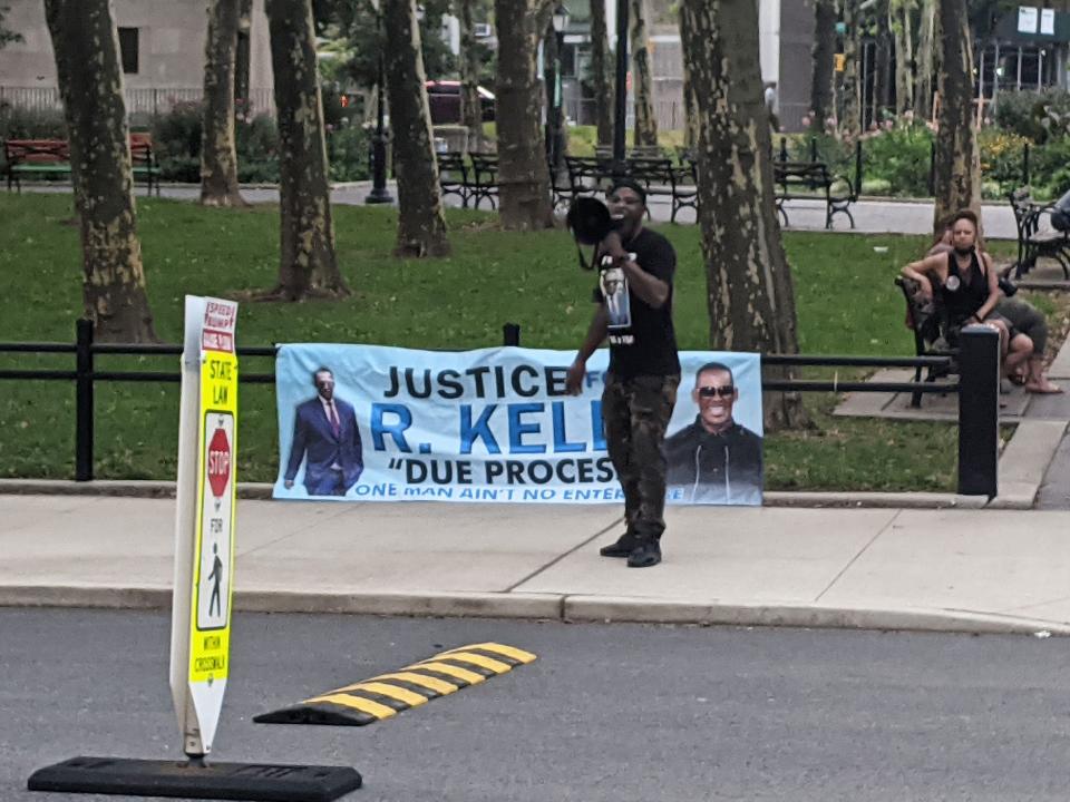 r kelly fan outside courthouse