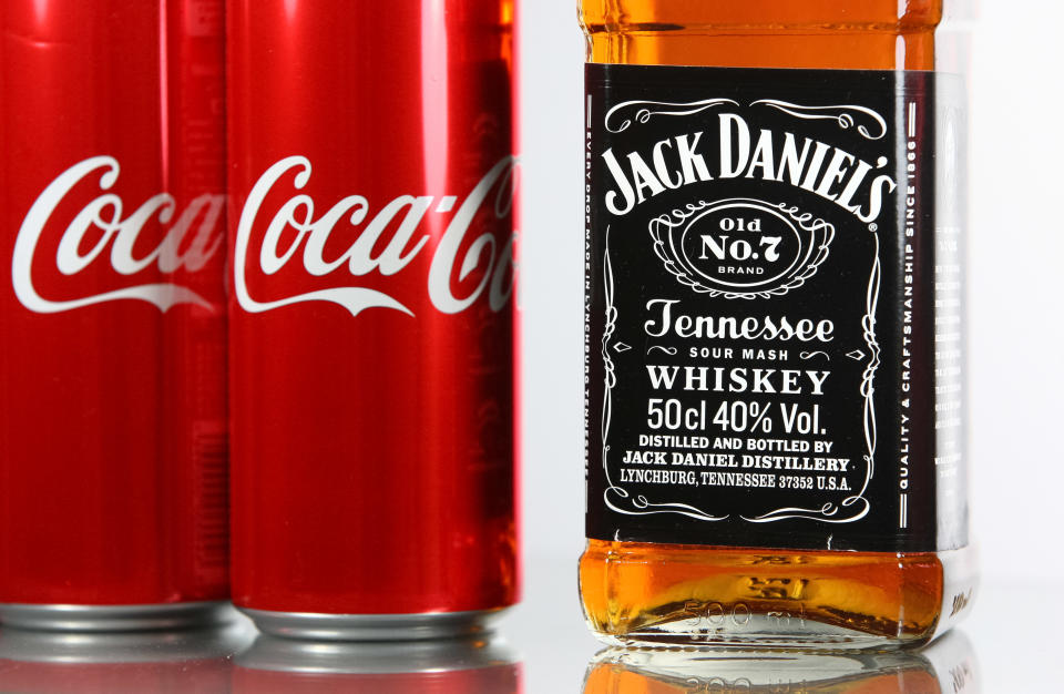 Coca-Cola y Jack Daniel´s decidieron lanzar una bebida lista para consumir basada en una mezcla que ha sido aceptada por los consumidores desde hace más de 100 años. (Photo by STR/NurPhoto via Getty Images)