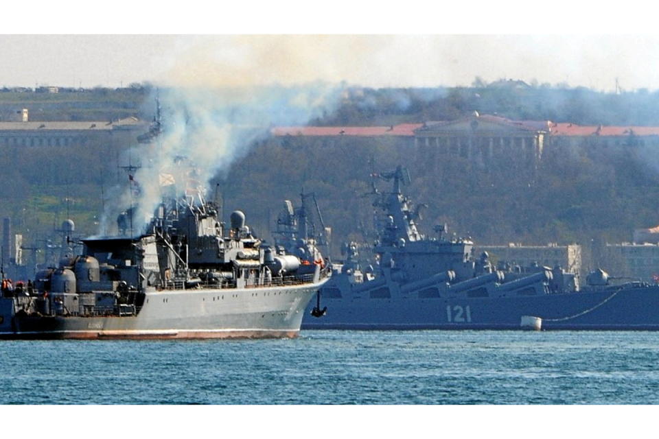 La base navale de Sébastopol, en Crimée, est le port d'attache de la flotte russe en mer Noire. Ici en 2014 le patrouilleur Pytliviy à gauche et le croiseur Moskva.  - Credit:OLGA MALTSEVA / AFP