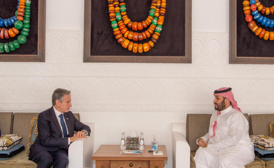 美國國務卿布林肯（左）15日表示，他與沙烏地阿拉伯王儲穆罕默德．沙爾曼（右）的會談「非常有成果」。（Saudi Press Agency/路透社）