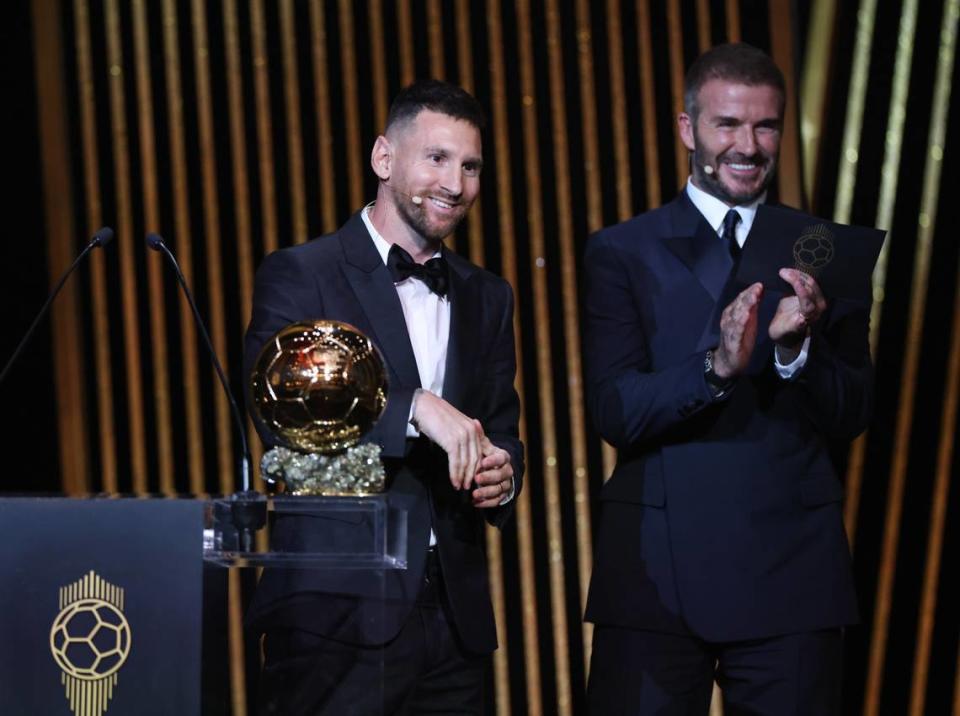 El delantero del Inter Miami Lionel Messi posa con su octavo Balón de Oro junto con David Beckham, uno de los propietarios del equipo, en la ceremonia efectuada el lunes 30 de octubre de 2023 en París.