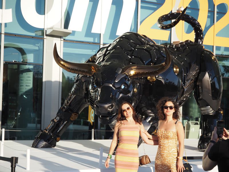 Stopping for some pics beside Miami&#39;s 1.5 ton tech bull (Danny Nelson/CoinDesk)