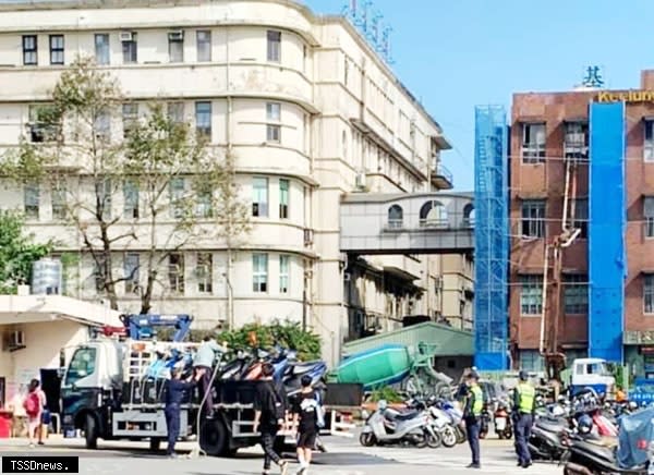 警方昨日執行車站週邊機車拖吊業務。（記者李瓊慧攝）