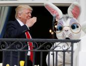 <p>US-Präsident Donald Trump salutiert einem Soldaten, während neben ihm ein als Osterhase verkleideter Entertainer in die Menge vor dem Weißen Haus schaut. (Bild: Joshua Roberts/Reuters) </p>