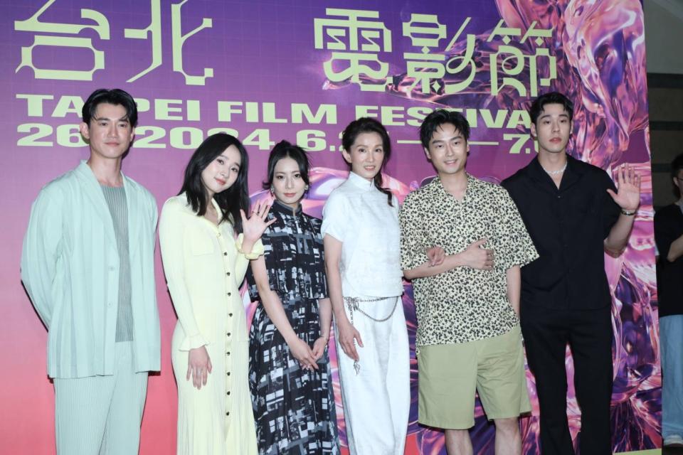 《塑膠花》台北電影節首映，吳慷仁（左起）、李沐、導演鄭雅之、葉全真、林鶴軒（大鶴）、周予天出席。（圖／非凡娛樂）