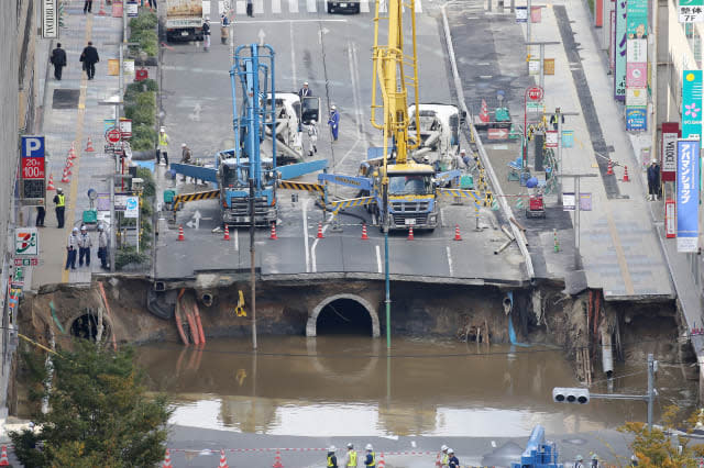 Speedy Japanese worker fix sinkhole in a week