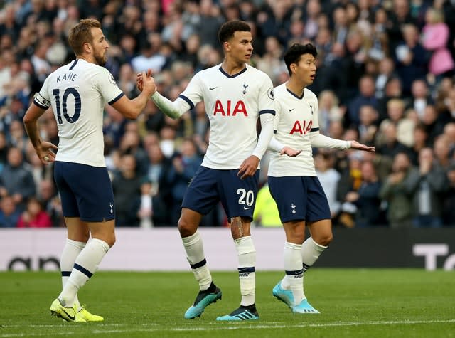 Dele Alli (centre)