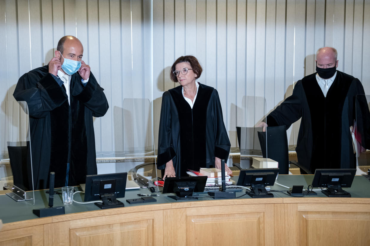 Die Vorsitzende Richterin Ursula Mertens (m.) vor Beginn des ersten Verhandlungstags (Bild: Jens Schlueter/Getty Images)