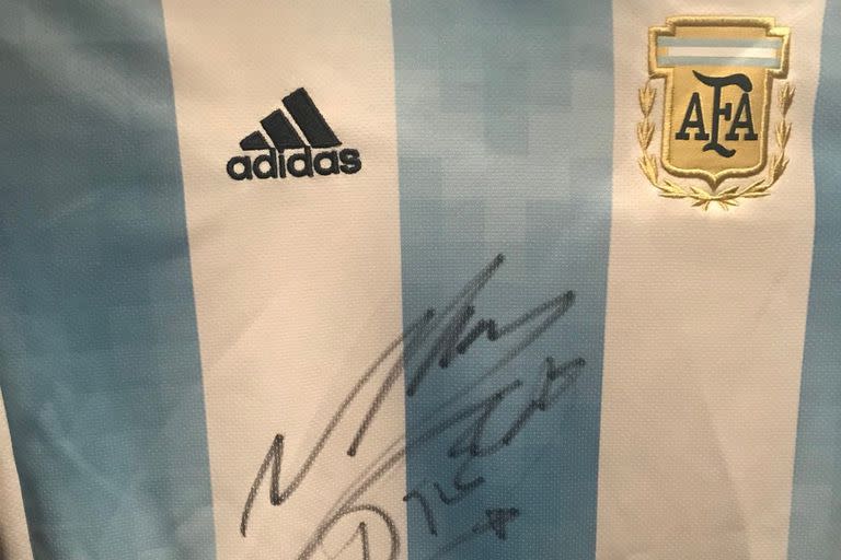 Remera autografiada por Maradona para Satadru Dutta