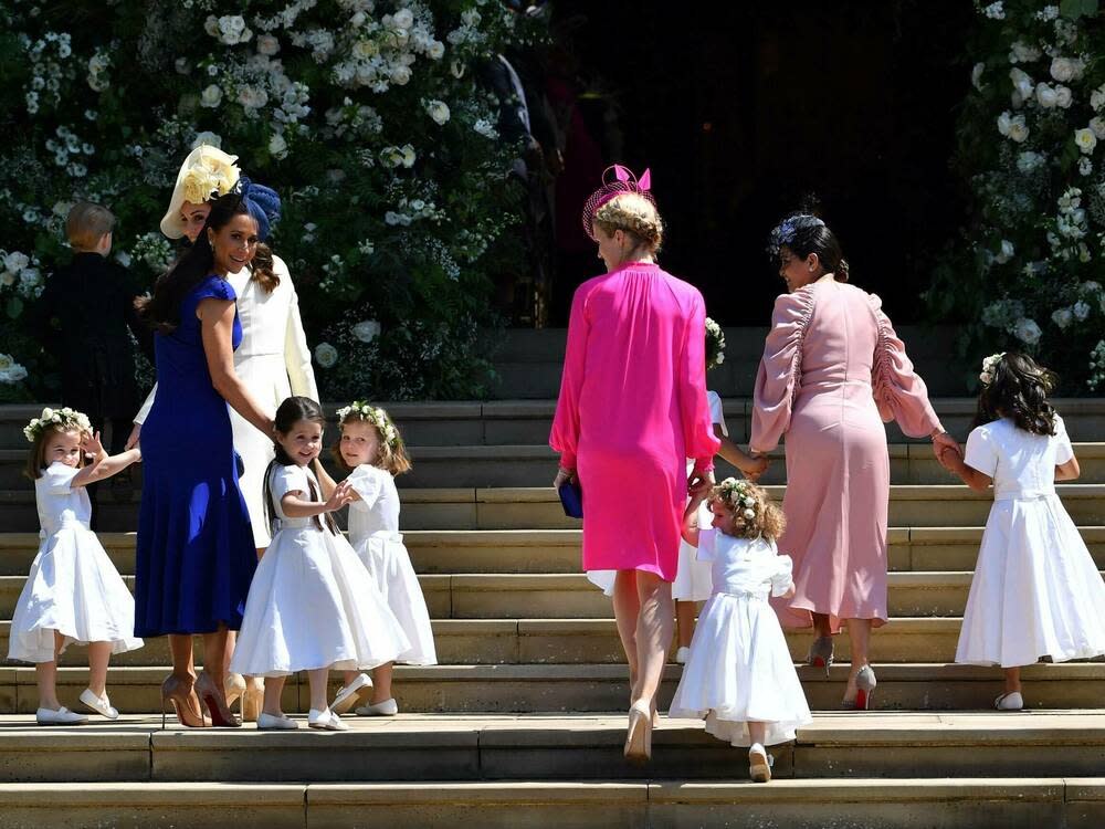 Royal Wedding im Mai 2018 auf Schloss Windsor: Herzogin Kate, Pippa Middleton (in Blau) und Co. führen die Blumenmädchen in die Kirche. (Bild: imago/PA Images)
