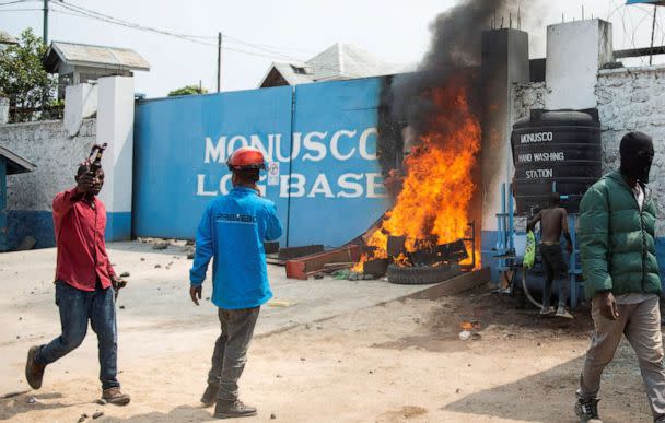 PHOTO: Congolese protesters set up a fire barricade outside a United Nations peacekeeping force's warehouse in Goma, in the North Kivu province of the Democratic Republic of Congo, on July 25, 2022. (Arlette Bashizi/Reuters)