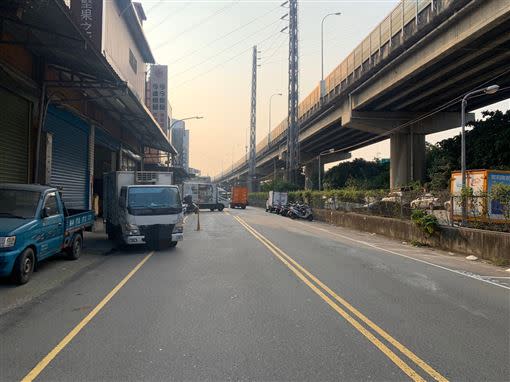 小貨車在五股區國道路三段7號臨停，準備倒車入庫。（圖／翻攝畫面）