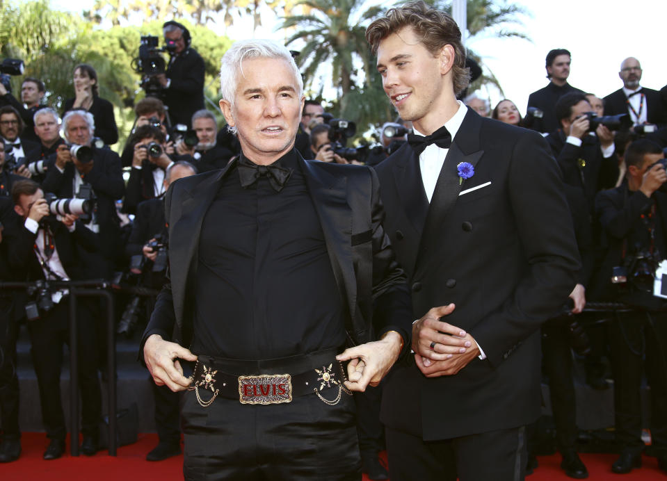 El director Baz Luhrmann, a la izquierda, y Austin Butler posan al llegar al estreno de "Elvis" en el Festival de Cine de Cannes, el miércoles 25 de mayo de 2022 en Cannes, Francia. (Foto por Joel C Ryan/Invision/AP)