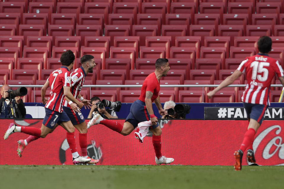 Luis Suárez celebra tras anotar el segundo gol en la victoria 2-1 del Atlético de Madrid ante Osasuna por la Liga española, el domingo 16 de mayo de 2021. (AP Foto/Manu Fernández)