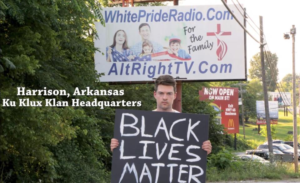 Rob Bliss con un cartel de Black Lives Matter en Harrison, Arkansas. (YouTube / Rob Bliss)