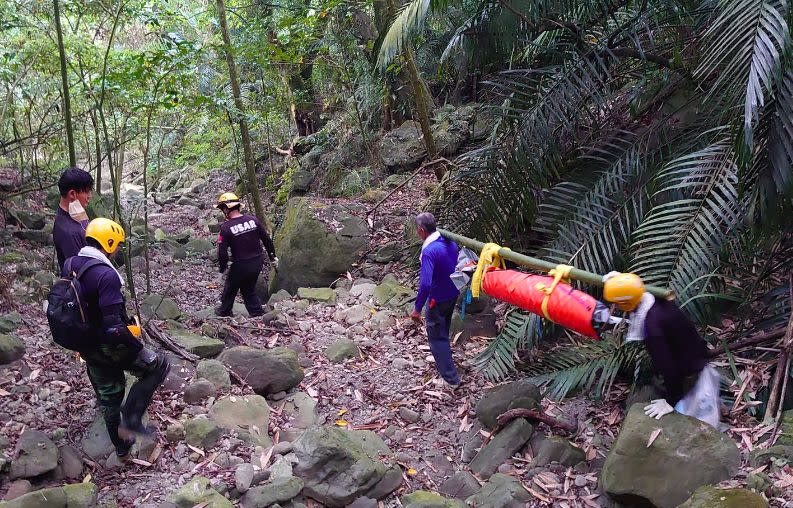 ▲日前一位登山客前往台南崁頭山步道健走卻迷路，突然在位於曾文水庫附近的偏僻樹叢，驚見一具掛於大樹上的男屍，該具男屍已被風乾，趕忙報警。（圖／翻攝嘉義市救難協會提供）