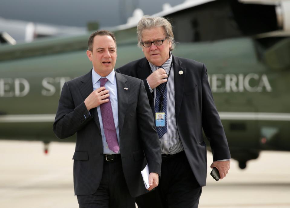 <p>5. Steve Bannon y Reince Priebus. Dos figuras en buena medida opuestas, Bannon como factor de la derecha antisistema, Priebus como la voz del republicanismo tradicional, son también importantes en la conducción de la Casa Blanca. Se afirma que Bannon tuvo una influencia clave en las fallidas órdenes ejecutivas de inmigración de Trump en materia de inmigración y refugiados y también en la reciente decisión presidencial de sacar a Estados Unidos del Acuerdo de París sobre cambio climático. Priebus, quien al parecer no tiene el mismo margen de acción que anteriores jefes de Gabinete, es o podría ser una figura de cohesión y control dentro de la Casa Blanca. (Foto: Reuters)</p>