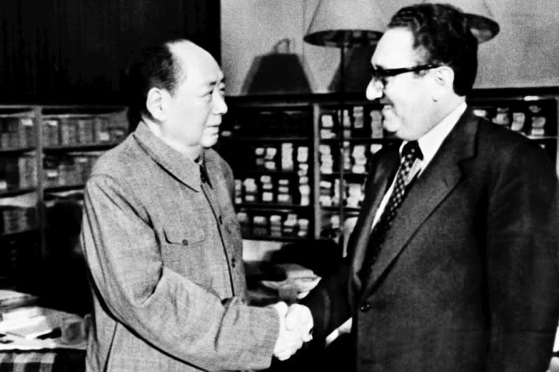 <cite>1973年11月12日，中國領導人毛澤東在北京與時任美國國務卿的季辛吉握手。（美聯社）</cite>