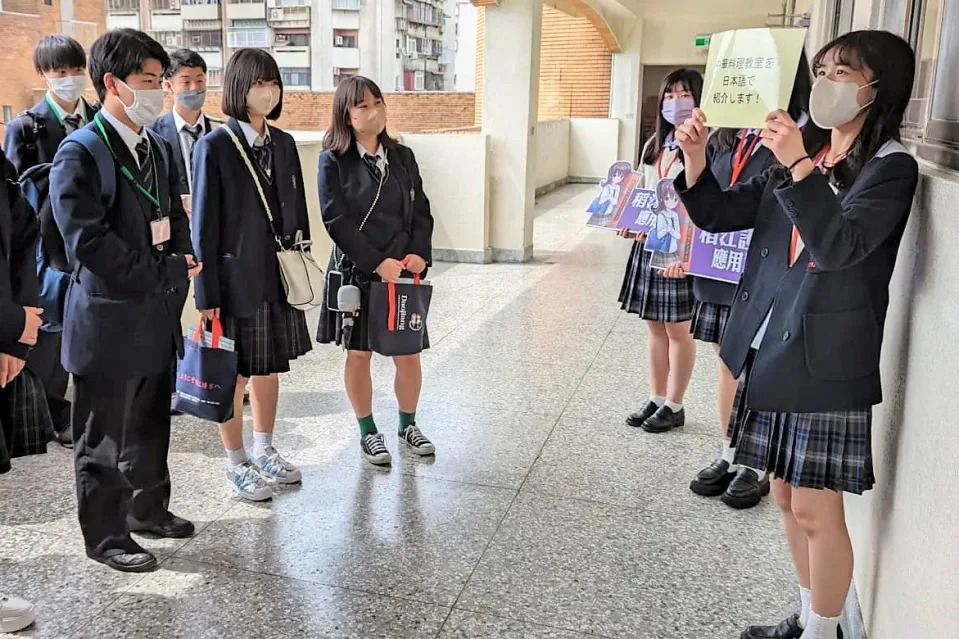 稻護學生為日吉之秋高校同學導覽校園