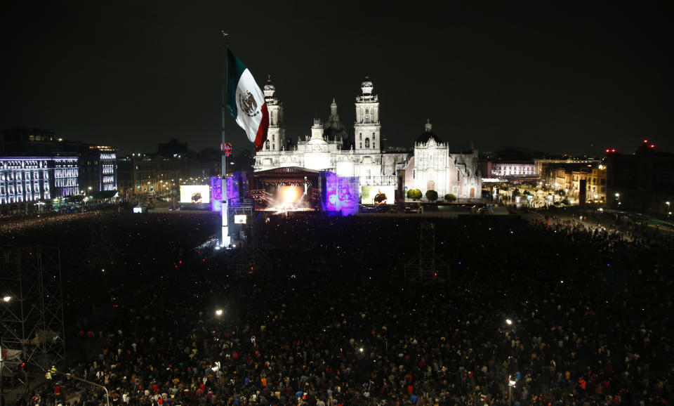 El público en el Zócalo de la Ciudad de México durante el concierto de los Pixies el sábado 10 de noviembre de 2018. (Foto AP/Claudio Cruz)