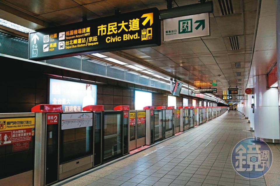 雙北宣布三級警戒，讓市民減少戶外活動，過去人潮滿滿的台北捷運空無一人。