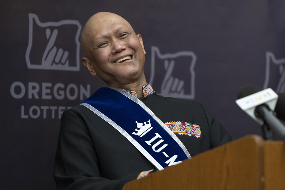 Cheng "Charlie" Saephan ríe durante una conferencia de prensa luego de que se dio a conocer que era uno de los ganadores de la lotería Powerball, en Salem, Oregon, el lunes 29 de abril de 2024. (AP Foto/Jenny Kane)