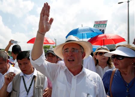 Former Colombian President Alvaro Uribe waves at demonstrators during a protest against the government's peace agreement with the Revolutionary Armed Forces of Colombia (FARC) in Cartagena, Colombia September 26, 2016. REUTERS/John Vizcaino