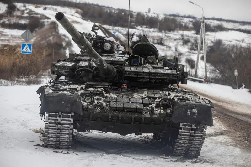 우크라이나 군인이 Bakhmut의 최전선 마을 외곽 도로를 따라 탱크를 운전합니다.