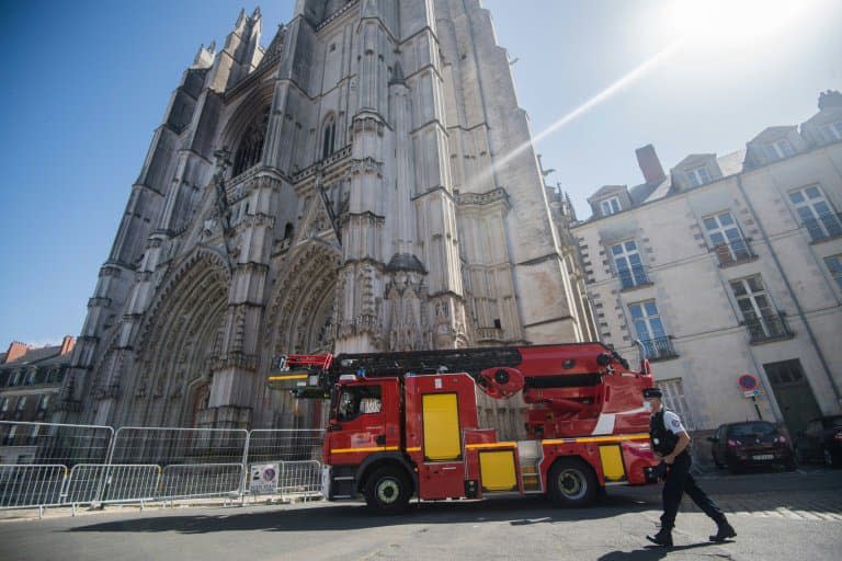 Un véhicule de pompier stationné devant la cathédrale de Nantes le 20 juillet 2020. - Loic VENANCE © 2019 AFP