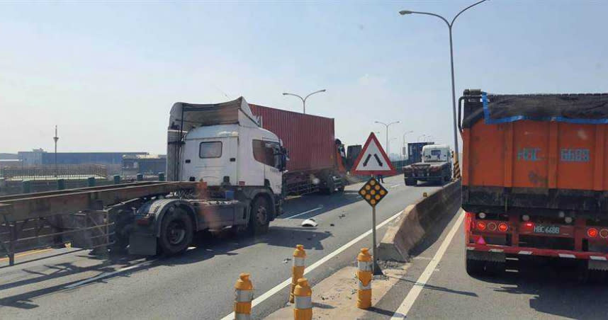 西濱快速道聯結貨櫃車等3大1小連環追撞，伸港段全線封閉。（圖／彰化踢爆網提供／吳敏菁彰化傳真）