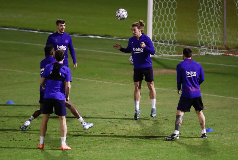 Foto del miércoles del futbolista Antoine Griezmann junto a varios compañeros en el entranamiento del Barcelona previo a las semifinales de la Supercopa de España en Yedda