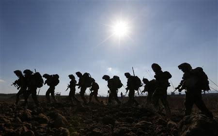 Israeli soldiers from the paratroopers brigade take part in a drill in the Israeli-occupied Golan Heights, near the border with Syria September 9, 2013. REUTERS/Baz Ratner