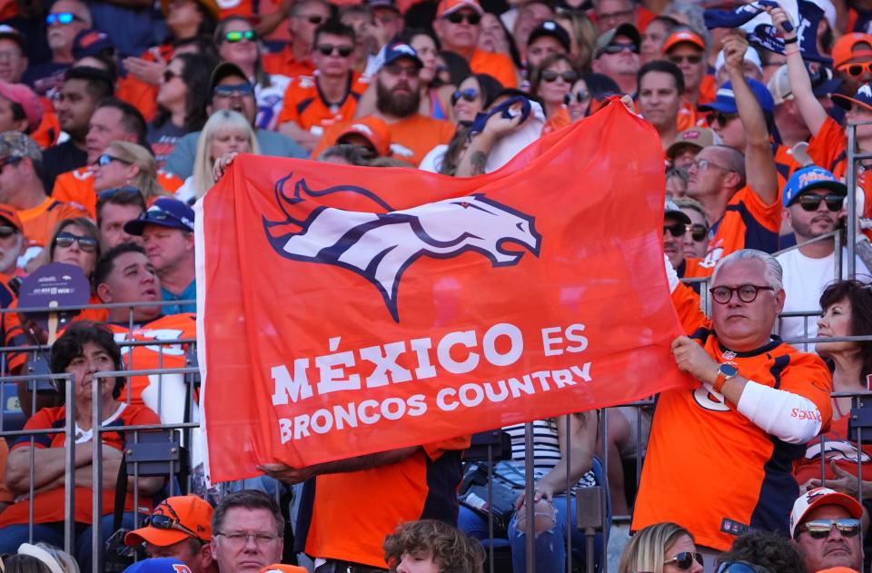 Broncos donan kits de tochito (bandera de fútbol) a escuelas en México