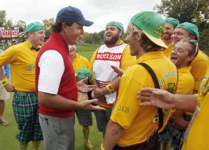 Phil Mickelson talks with International fans on Sunday. (EFE)