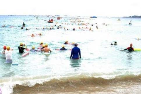 第14屆「全民奧林匹克恆春海上長泳」在墾丁南灣遊憩活動中心前海域舉行，不料外海風浪強大，導致有遊客游不回來待援。（圖片／民眾提供）