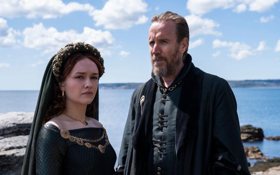 Erste Eindrücke von den Dreharbeiten in Cornwall: Olivia Cooke spielt die Rolle der Alicent Hightower. Rhys Ifans spielt deren Vater Otto Hightower. (Bild: Ollie Upton / HBO)