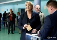 Marine Le Pen, lider del Frente Nacional y candidata a presidenta de Francia, deposita su voto en un centro electoral en Henin-Beaumont, Francia. 23 de abril de 2017. REUTERS/Charles Platiau