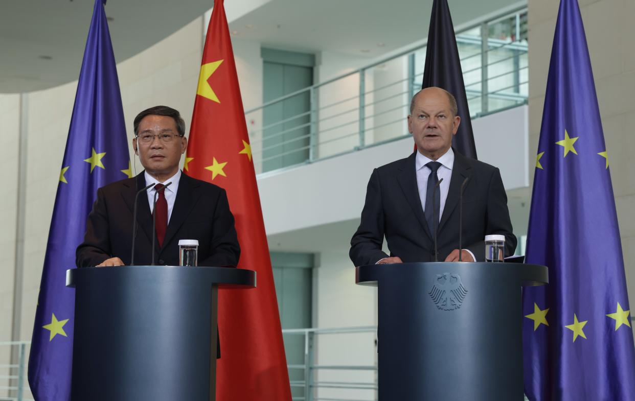 Chinese Premier Li Qiang (L) and German Chancellor Olaf Scholz (Getty Images)