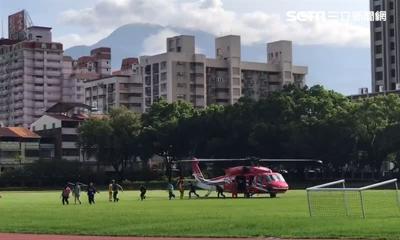 黑鷹直升機今晨出發多梯次載出受困在奧萬大的民眾。（圖／翻攝畫面）