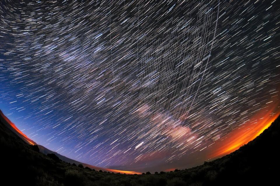 Satélites de Starlink cruzan el cielo cerca del bosque nacional Carson, Nuevo México, fotografiados el 3 de febrero de 2022. <a href="https://commons.wikimedia.org/wiki/File:Starlink_Satellites_Overhead.jpg" rel="nofollow noopener" target="_blank" data-ylk="slk:Wikimedia Commons / M. Lewinsky;elm:context_link;itc:0;sec:content-canvas" class="link ">Wikimedia Commons / M. Lewinsky</a>, <a href="http://creativecommons.org/licenses/by/4.0/" rel="nofollow noopener" target="_blank" data-ylk="slk:CC BY;elm:context_link;itc:0;sec:content-canvas" class="link ">CC BY</a>