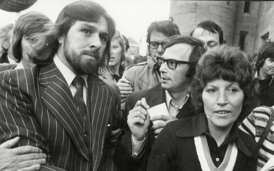 Tomlinson with his first wife Marlene after he was freed from Leicester Prison in 1975 - Shutterstock