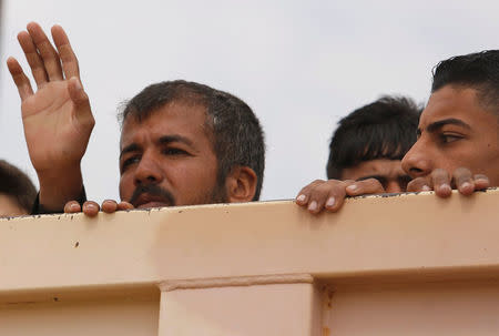 Displaced Iraqis flee their homes as Iraqi forces battle with Islamic State militants, in western Mosul, Iraq March 28, 2017. REUTERS/Suhaib Salem