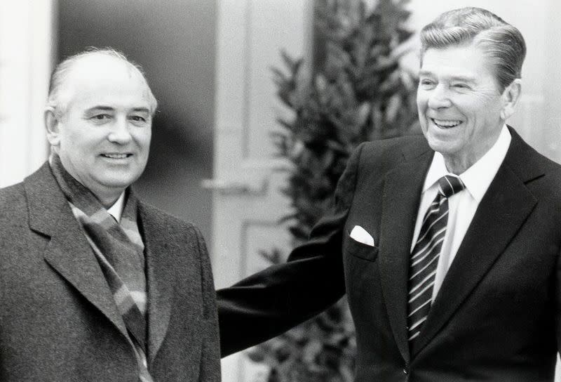 FOTO DE ARCHIVO: El líder soviético Mijail Gorbachov (izquierda) se reúne con el presidente estadounidense Ronald Reagan en Ginebra, Suiza.