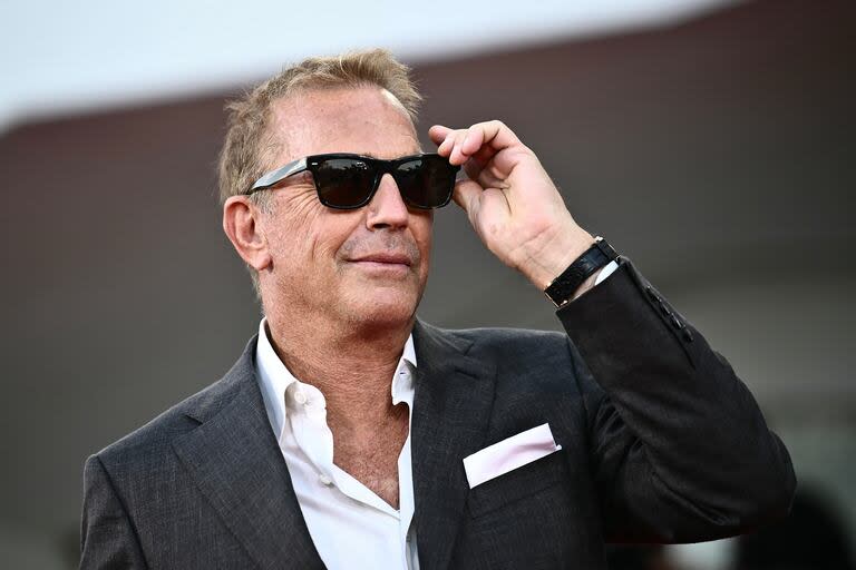 Seductor, Kevin Costner posó para los flashes de la Mostra. El actor se mostró entusiasmado con el estreno de la segunda entrega de su ambiciosa saga sobre la conquista del Oeste americano
