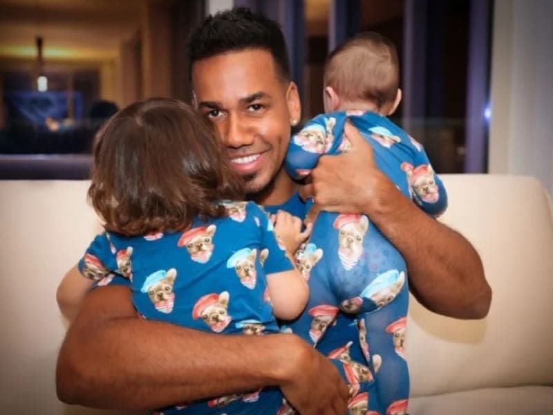 Romeo Santos con dos de sus cuatro hijos en brazos 