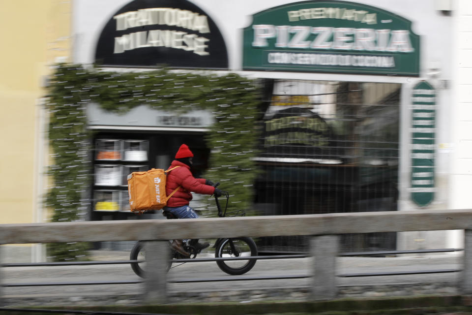 <p>Le regole per i ristoranti restano quelle in vigore: in zona gialla aperti fino alle 18 e fino alle 22 consentito l'asporto. A domicilio è consentito a ogni ora. Asporto e domicilio sono consentiti nelle zone arancione, arancione scuro e rosse. Eccezione fanno gli autogrill, oltre le 18 in zona gialla, le mense e i ristoranti negli alberghi. (AP Photo/Luca Bruno)</p> 