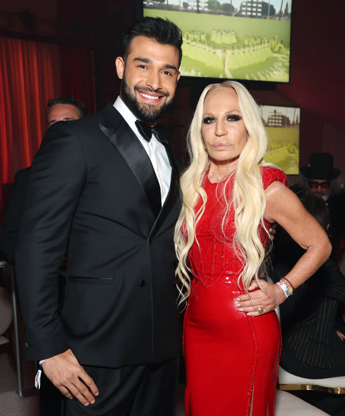 Donatella Versace y bailarín Sam Asghari en la fiesta de Elton John