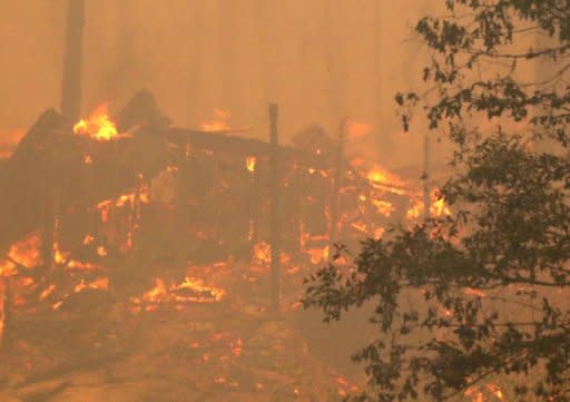 Un incendio forestal en la Sierra Nevada de California amenazaba el lunes una reserva de agua que provee a la ciudad de San Francisco y al parque nacional Yosemite, uno de los atractivos naturales más importantes de Estados Unidos. (AFP/GETTY IMAGES | Justin Sullivan)