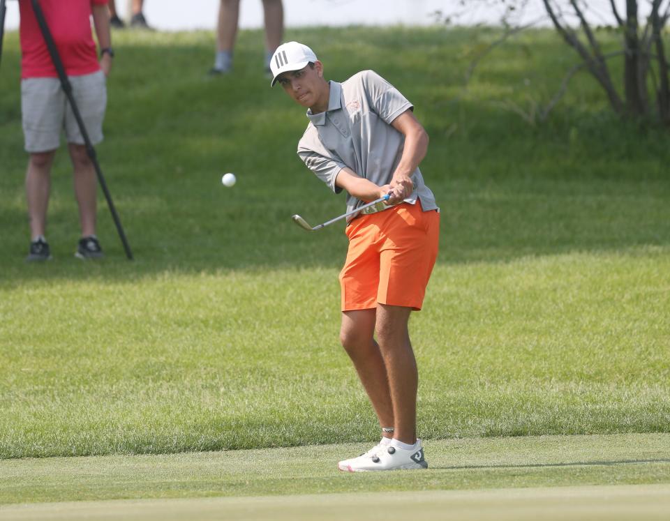 Roman Roth, de Washington, mete la pelota en el hoyo 9 durante el encuentro estatal de golf masculino Clase 3A en el campo de golf Veenker Memorial el martes 23 de mayo de 2023 en Ames, Iowa.  Roth fue el medallista individual en 3A con una puntuación de uno bajo par de 143 en 36 hoyos.